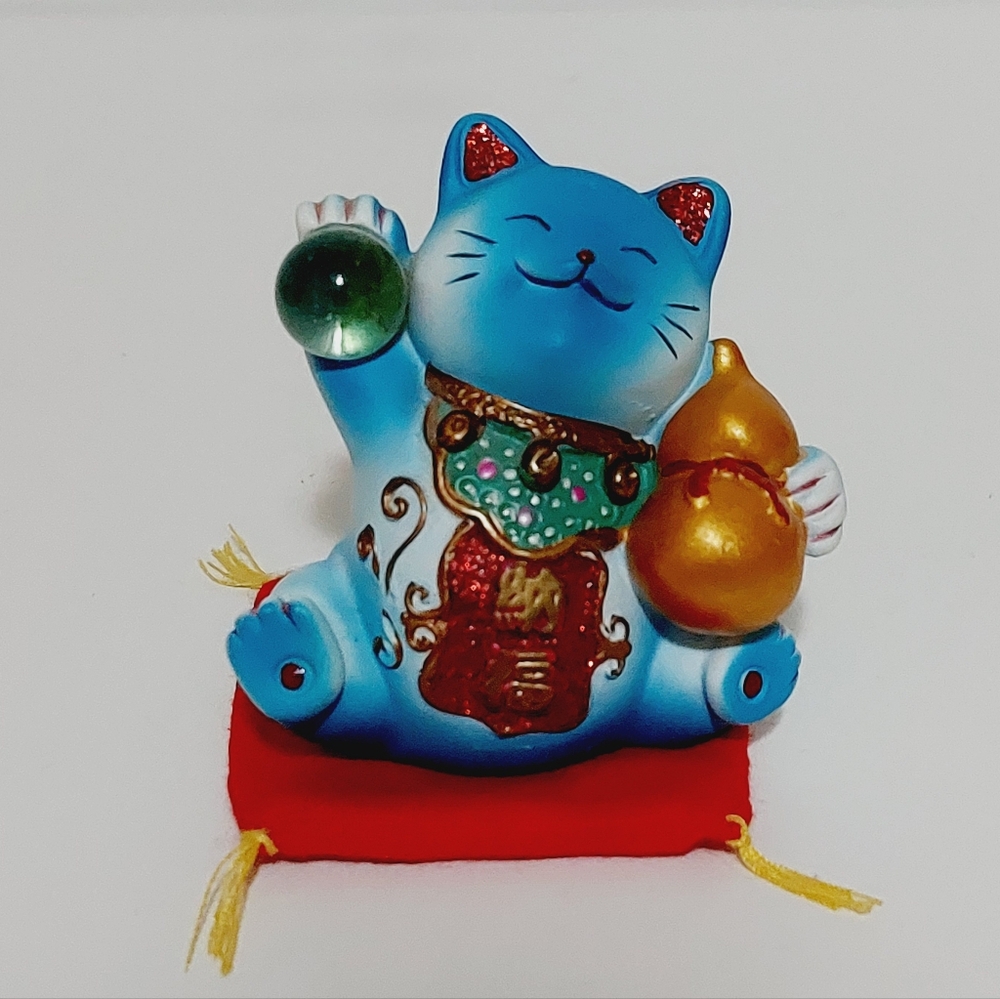 3" Blue Maneki Neko Cat Figurine Red Pillow Kao Miao Chuang Glass Ball Gourd